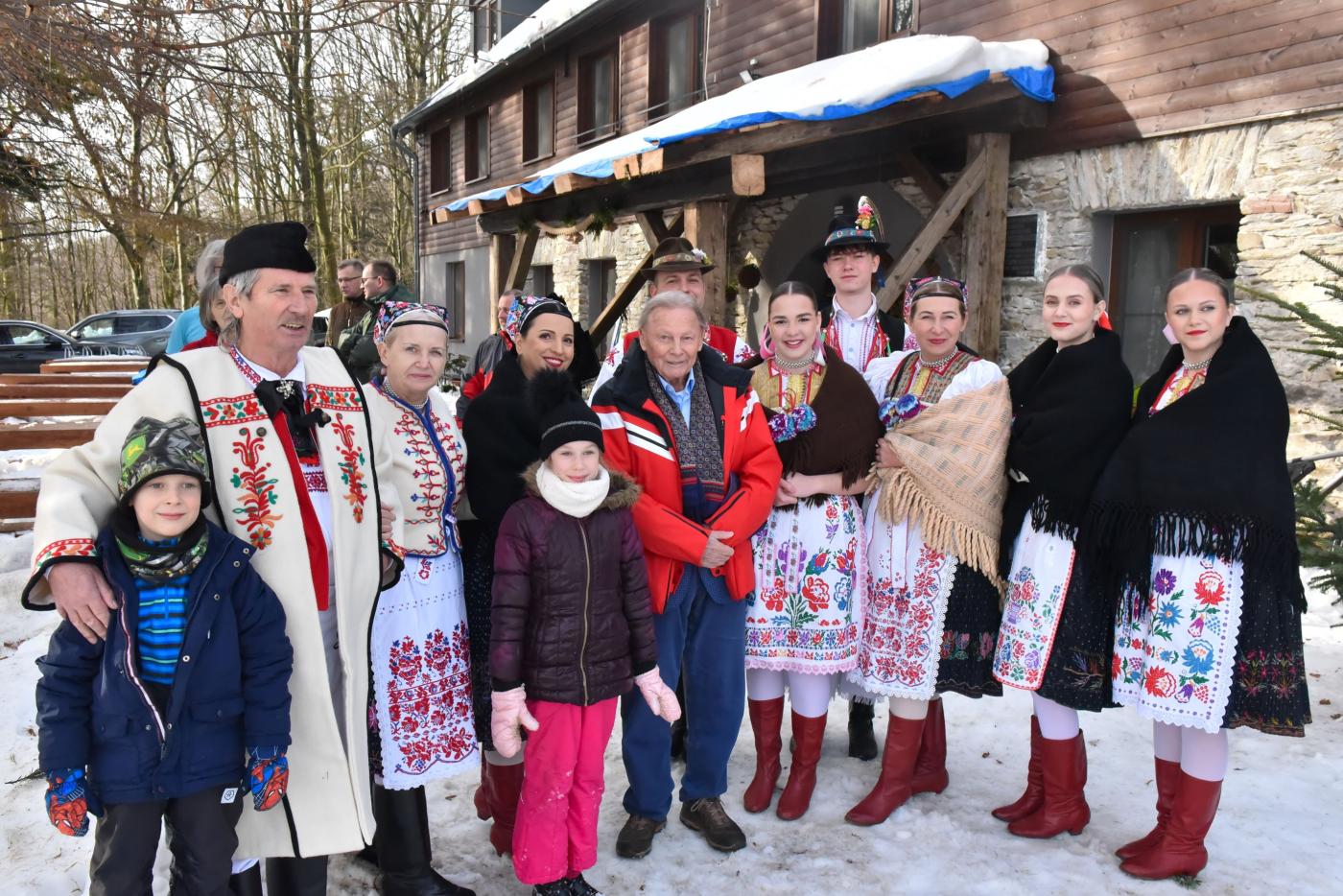 Členovia folklórnej skupiny Vinica z Myslavy s prezidentom R. Schusterom.