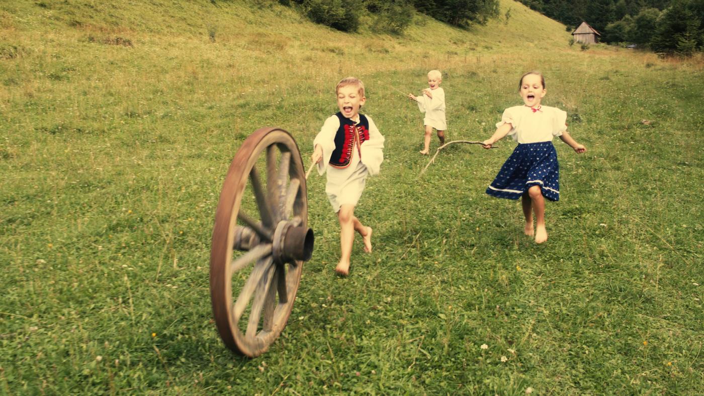 Celá rozprávka je postavená na typickom kolorite Slovenskej dediny