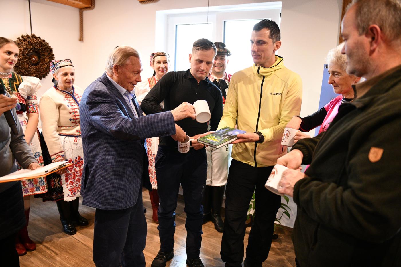 Krst knihy pilinami z 90. ročných trámov chaty.