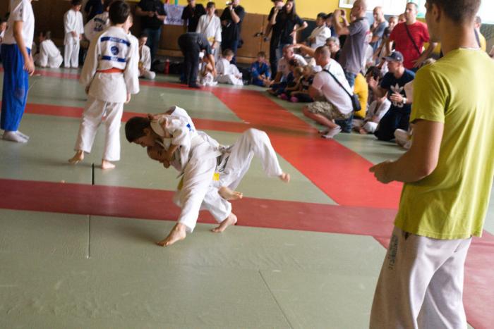 Judo Olympiáda Martin 19.9.2015: zápas chlapcov v kategórii super mini do 26 kg pred rozhodcom, v pozadí ďalšie 2 tatami a diváci