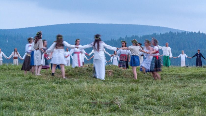 Mnohé piesne na novom CD sú známe a každoročne sa spievajú práve na veľkých slávnostiach letného slnovratu.