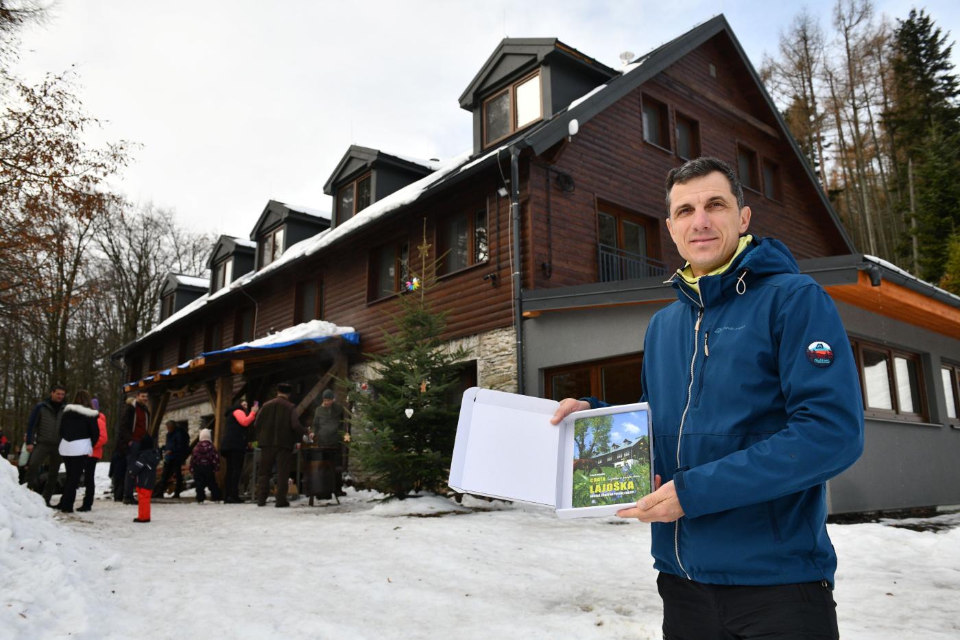 Autor knihy Ľuboš Vojtaško s čerstvo pokrstenou knihou