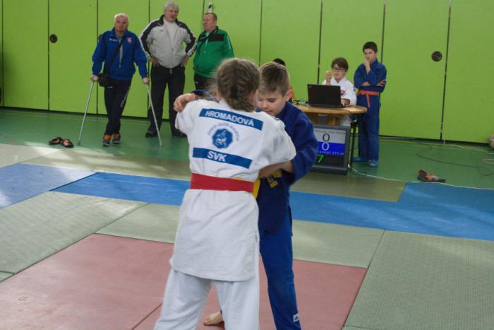 Judo Olympiáda Kysucké Nové Mesto 17.3.2018: zápas v zmiešanej kategórii mini do 40 kg na tatami pred počítačovou časomierou, trénermi a pretekármi