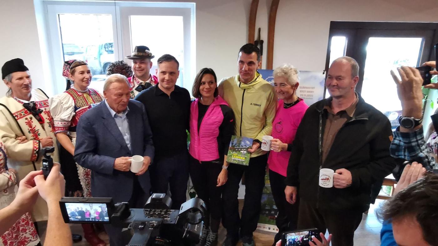 Krstní rodičia knihy. Zľava R. Schuster, Ján Gašpar ml., J. Vojtašková, Ľ.Vojtaško, E. Dučaiová a J. Balog.