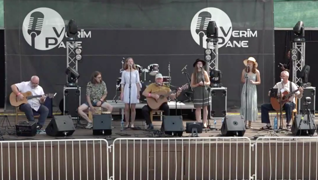 Koncert folkovej skupiny SKALKA na vami vybranom mieste + 3 knihy