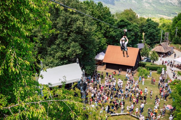 Belépő az Andrássy-kúriába és páros csúszás a gombaszögi Zipline-on / Vstup do kúrie Andrássyovcov a jazda na Zipline pre 2 osob