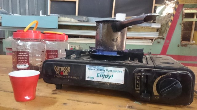 Kniha KRÁČAJÚCE ŽENY a káva