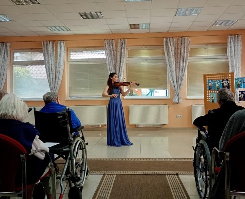 Recitál v jednom zariadení pre seniorov