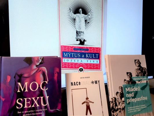 Kniha Mýtus a kult Jozefa Tisa a balíček kníh od Paradigma Publishing - doručenie na Slovensko