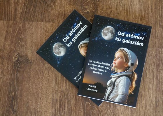 Dva kusy knihy „Od atómov ku galaxiám“ s dopravou.
