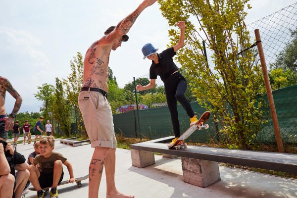 Individuálny tréning skateboardingu alebo kolobežiek