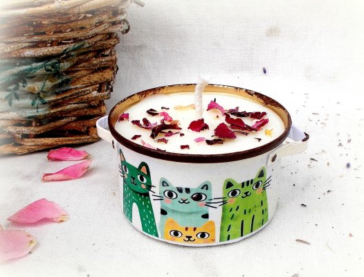 Sviečka na nočné chvíle s knihou - recyklovaná z mačacích konzerv