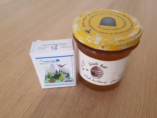Hand-made darčeky: mydlo a med