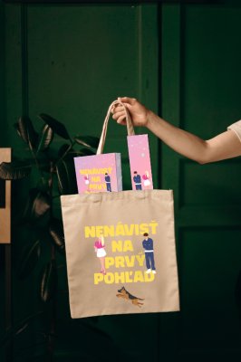 Kniha s limitovanou oriezkou + podpis / osobné venovanie + zberateľská záložka + zberateľská taška 
