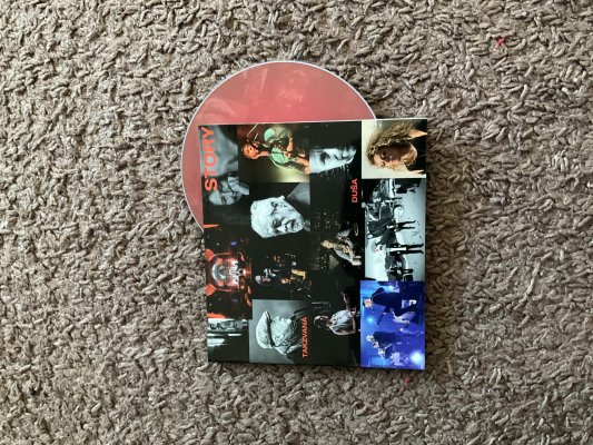 CD s podpismi umelcov