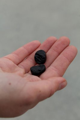Jedinečné náušnice z čierneho uhlia