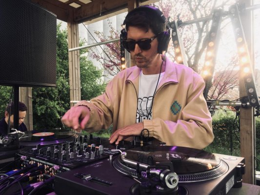 Drink, vinyl a DJ set na tvojej záhrade.