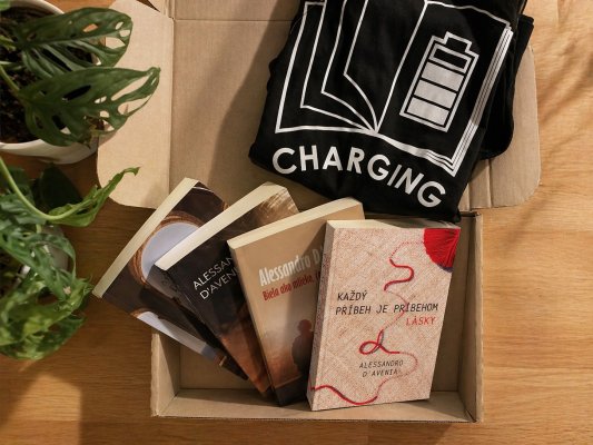 Všetky štyri knihy Alessandra D'Aveniu a knihomoľské tričko