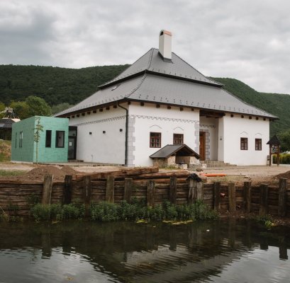 Páros belépő a gombaszögi Andrássy-kúriába / Vstup pre dvoch do kúrie Andrássyovcov v Gombaseku
