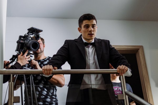 Premiéra a plagát s podpismi hlavných hercov
