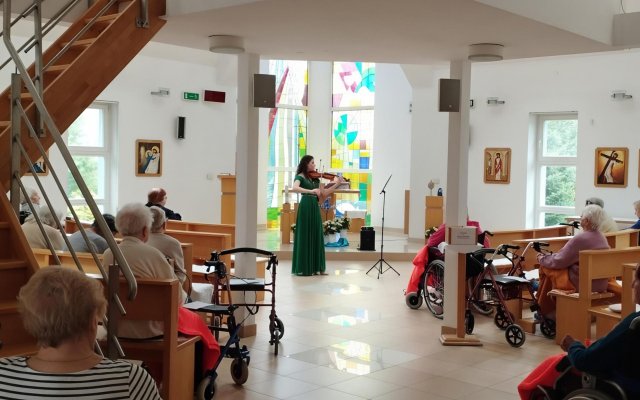 Vianočný husľový recitál v domovoch dôchodcov a hospicoch