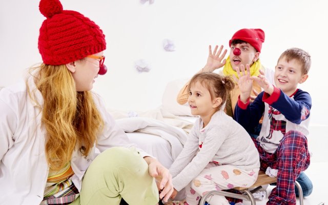 Darujte deťom v nemocniciach smiechuplné Vianoce