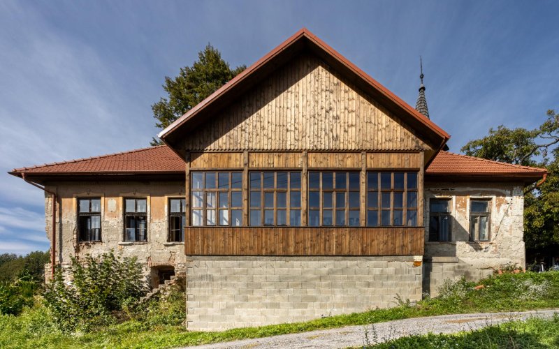 Prosba o pomoc: Majster hračiek z Kyjatíc obnovuje starú školu