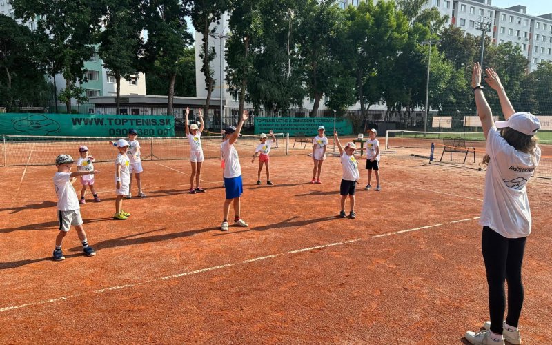 Fit zostavy a stojany na biky pre tenisovú školu v Petržalke