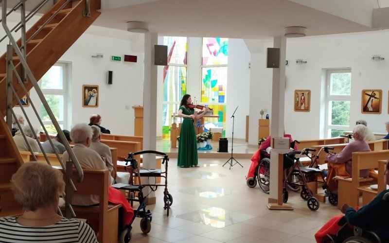 Vianočný husľový recitál v domovoch dôchodcov a hospicoch